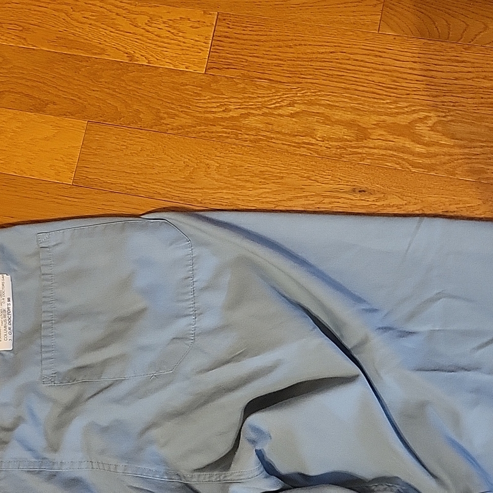 Unisex scrubs. Reversible. Pant with drawstring and Back pocket. Top breast pkt. - Picture 4 of 5